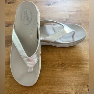 Dansko Women's Rosemary Silver Metallic Sandals Size 40